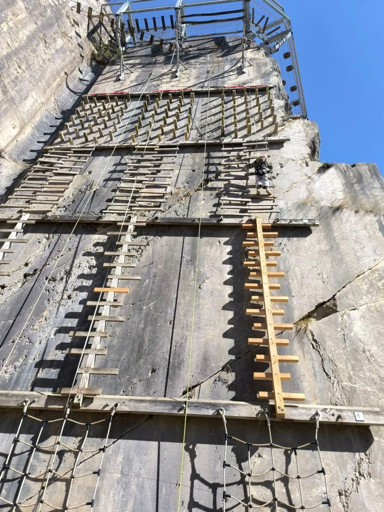 Avontuurlijke klimmuur waaraan een kind hangt